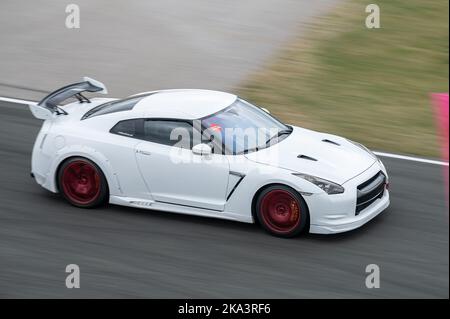 Nissan Skyline GT-R R35 sur la piste de course Banque D'Images