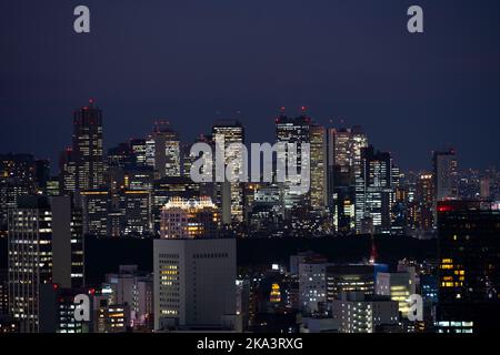 Tokyo, Japon. 31st octobre 2022. Le paysage urbain de Tokyo comprend des bâtiments commerciaux et résidentiels avec des constructions à haute densité fortement compactés, vues depuis Ebisu (æµæ¯”å¯¿). Le Japon a récemment rouvert ses portes au tourisme après plus de deux ans d'interdiction de voyager en raison de la pandémie COVID-19. Le yen s'est considérablement déprécié par rapport au dollar américain, créant des troubles économiques pour le commerce international et l'économie japonaise. Les touristes peuvent faire des achats sans taxe au Japon sur un visa de visiteur temporaire. (Image de crédit : © Taidgh Barron/ZUMA Press Wire) Banque D'Images