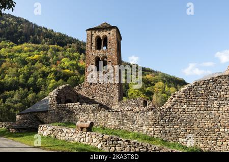 L'église romane Saint-Pierre au début de l'automne, Mérens-les-Vals, Ariège, Pyrénées, France Banque D'Images