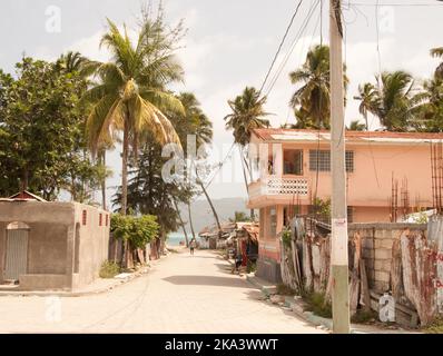 Vue sur la baie de Jacmel, Haïti. Jacmel est une grande ville sur la côte sud d'Haïti, et était l'une des villes les plus riches des Caraïbes. Un tremblement de terre Banque D'Images