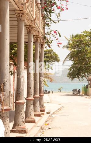 Vue sur la baie de Jacmel, Haïti. Jacmel est une grande ville sur la côte sud d'Haïti, et était l'une des villes les plus riches des Caraïbes. Un tremblement de terre Banque D'Images