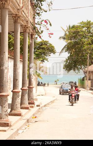 Vue sur la baie de Jacmel, Haïti. Jacmel est une grande ville sur la côte sud d'Haïti, et était l'une des villes les plus riches des Caraïbes. Un tremblement de terre Banque D'Images