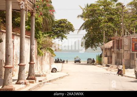 Vue sur la baie de Jacmel, Haïti. Jacmel est une grande ville sur la côte sud d'Haïti, et était l'une des villes les plus riches des Caraïbes. Un tremblement de terre Banque D'Images