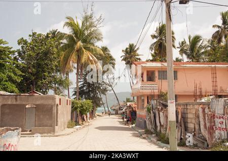 Vue sur la baie de Jacmel, Haïti. Jacmel est une grande ville sur la côte sud d'Haïti, et était l'une des villes les plus riches des Caraïbes. Un tremblement de terre Banque D'Images