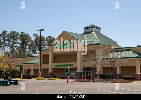 Augusta, GA USA - 04 04 21: Magasin d'alimentation de détail Publix extérieur de stationnement vide et de construction de la route de Washington Banque D'Images