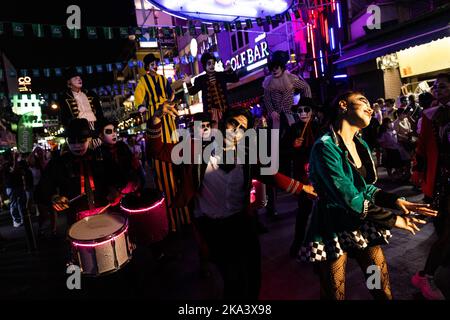 Bangkok, Thaïlande. 31st octobre 2022. Les fêtards s'habillent en costume pour un défilé d'Halloween sur la route de Khaosan sur 31 octobre 2022 à Bangkok, en Thaïlande. C'est la première fois depuis le début de la pandémie de Covid-19 que la populaire route de Khao San a organisé une parade d'Halloween. (Image de crédit : © Andre Malerba/ZUMA Press Wire) Banque D'Images