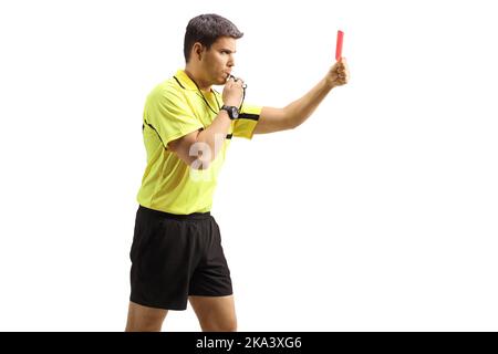 Portrait d'un arbitre de football qui a tiré un coup de sifflet et montrant une carte rouge isolée sur fond blanc Banque D'Images