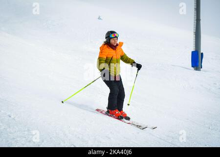 Gudauri, Géorgie - 25th mars, 2022: Femme caucasienne aventureuse d'âge moyen, ski alpin excitée par les conditions de neige dans la station de ski d'hiver en vacances Banque D'Images