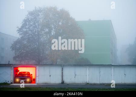 Hradec Kralove, République tchèque. 31st octobre 2022. Temps d'automne avec brouillard dans le centre-ville de Hradec Kralove, République Tchèque, 31 octobre 2022. Crédit : David Tanecek/CTK photo/Alay Live News Banque D'Images