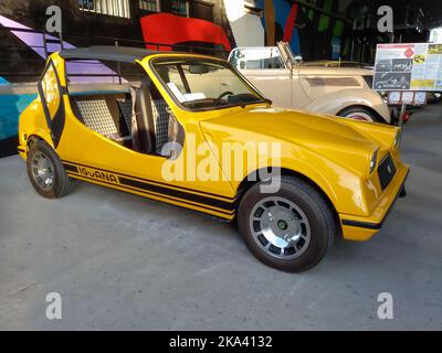 Avellaneda, Argentine - 7 mai 2022 : ancienne voiturette jaune Renault Puelche Iguana 1973 dans un entrepôt. Vue latérale. Expo Fierro 2022 salon de voiture classique. Banque D'Images