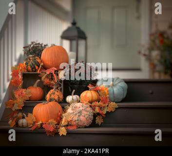 L'automne est présenté avec des citrouilles et des feuilles d'automne sur les marches avant. Banque D'Images