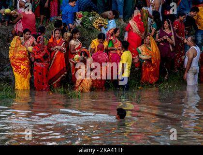 Kolkata, Inde. 30th octobre 2022. Les gens participent à la célébration du festival Chhat Puja au sud du 24pgs, Bengale-Occidental près de Kolkata, le 30 octobre 2022. (Photo par Amlan Biswas/Pacific Press/Sipa USA) crédit: SIPA USA/Alay Live News Banque D'Images