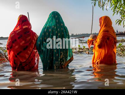 Kolkata, Inde. 30th octobre 2022. Les gens participent à la célébration du festival Chhat Puja au sud du 24pgs, Bengale-Occidental près de Kolkata, le 30 octobre 2022. (Photo par Amlan Biswas/Pacific Press/Sipa USA) crédit: SIPA USA/Alay Live News Banque D'Images