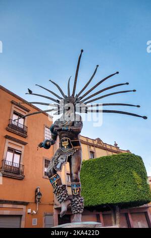 Statue et fontaine de Danzante Conchero Chichimeca à Queretaro, Mexique Banque D'Images