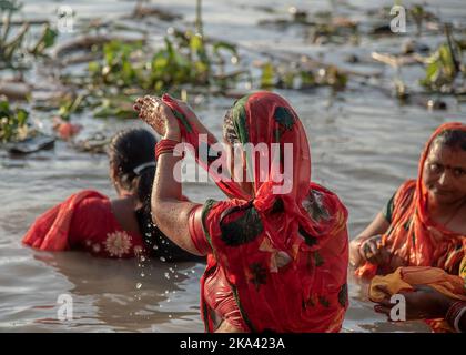 Kolkata, Inde. 30th octobre 2022. Les gens participent à la célébration du festival Chhat Puja au sud du 24pgs, Bengale-Occidental près de Kolkata, le 30 octobre 2022. (Photo par Amlan Biswas/Pacific Press/Sipa USA) crédit: SIPA USA/Alay Live News Banque D'Images