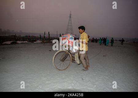 New Delhi, Inde. 30th octobre 2022. Un vendeur de rue attend des clients sur le ghat de la rivière Yamuna pendant le Chhath Puja à New Delhi le 30 octobre 2022. (Photo de Mohsin Javed/Pacific Press) Credit: Pacific Press Media production Corp./Alay Live News Banque D'Images