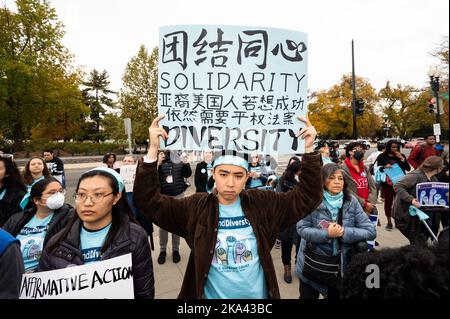 Washington, États-Unis. 31st octobre 2022. Un démonstrateur tient un écriteau intitulé « diversité de la solidarité » lors d'un rassemblement à la Cour suprême en faveur de l'utilisation de l'action positive dans les admissions à l'université le jour où des arguments sont entendus sur des affaires liées à l'action positive dans les admissions à l'université. Crédit : SOPA Images Limited/Alamy Live News Banque D'Images