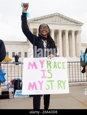 Washington, États-Unis. 31st octobre 2022. Un démonstrateur tient un écriteau « Ma race est mon histoire » lors d'un rassemblement à la Cour suprême en faveur de l'utilisation de l'action positive dans les admissions à l'université le jour où des arguments sont entendus sur des affaires liées à l'action positive dans les admissions à l'université. Crédit : SOPA Images Limited/Alamy Live News Banque D'Images