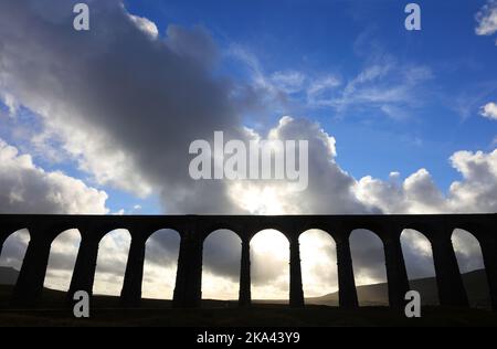 Silhouette du viaduc de Ribblehead sur le règlement à Carlisle Railway. North Yorkshire, Angleterre, Royaume-Uni. Banque D'Images