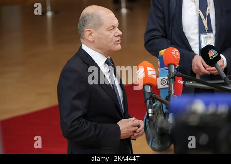 Bruxelles, Belgique. 20th octobre 2022. OLAF Scholz le Chancelier fédéral allemand s'adresse aux médias lors de son arrivée au sommet du Conseil européen, qui réunit les dirigeants de l'UE à Bruxelles. Crédit : SOPA Images Limited/Alamy Live News Banque D'Images