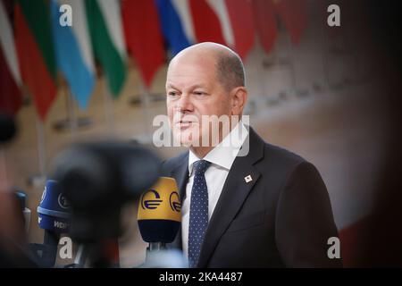 Bruxelles, Belgique. 20th octobre 2022. OLAF Scholz le Chancelier fédéral allemand s'adresse aux médias lors de son arrivée au sommet du Conseil européen, qui réunit les dirigeants de l'UE à Bruxelles. Crédit : SOPA Images Limited/Alamy Live News Banque D'Images