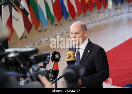 Bruxelles, Belgique. 20th octobre 2022. OLAF Scholz le Chancelier fédéral allemand s'adresse aux médias lors de son arrivée au sommet du Conseil européen, qui réunit les dirigeants de l'UE à Bruxelles. (Photo de Nik Oiko/SOPA Images/Sipa USA) crédit: SIPA USA/Alay Live News Banque D'Images