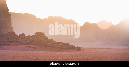 Planète Mars comme le paysage - photo du désert de Wadi Rum en Jordanie avec le ciel rose rouge au-dessus, cet emplacement a été utilisé comme décor pour de nombreux films de science-fiction Banque D'Images