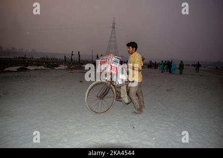 New Delhi, Delhi, Inde. 30th octobre 2022. Un vendeur de rue attend des clients sur le ghat de la rivière Yamuna pendant le Chhath Puja à New Delhi le 30 octobre 2022. (Credit image: © Mohsin Javed/Pacific Press via ZUMA Press Wire) Banque D'Images