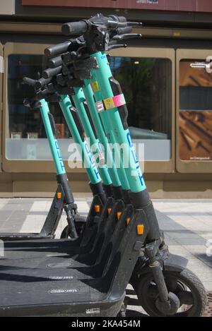 Stuttgart, Allemagne - 14 mai 2022: Un groupe de e-scooters du prestataire TIER stand aligné dans la ville Banque D'Images