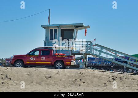 Un camion de secouriste près d'une tour de sauveteurs sur la plage de Santa Monica Banque D'Images