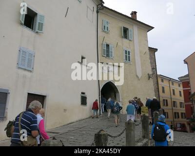 Le tourisme croate : les touristes se promènent dans les rues pavées de la ville médiévale, fortifiée, au sommet d'une colline de Motovun, dans le centre de l'Istrie. Banque D'Images