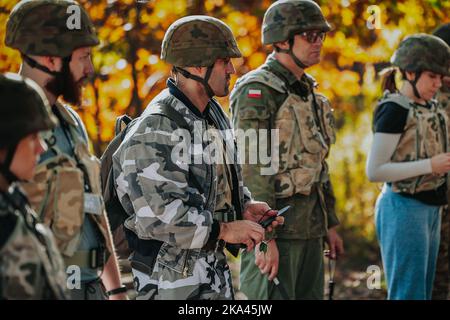 Wroclaw, Wroclaw, Pologne. 29th octobre 2022. Le Ministère de la Défense nationale a organisé des cours de formation pour la population civile en Pologne.sous le slogan train avec l'Armée - vous pourriez apprendre les bases de l'utilisation des armes, de donner des premiers secours, de combat main-à-main et de se déplacer dans le champ. Les exercices ont eu lieu à l'Université militaire des Forces terrestres sous l'œil attentif de l'état-major. (Credit image: © Krzysztof Zatycki/ZUMA Press Wire) Banque D'Images