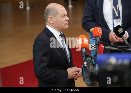 Bruxelles, Belgique. 20th octobre 2022. OLAF Scholz le Chancelier fédéral allemand s'adresse aux médias lors de son arrivée au sommet du Conseil européen, qui réunit les dirigeants de l'UE à Bruxelles. (Image de crédit : © Nik Oiko/SOPA Images via ZUMA Press Wire) Banque D'Images