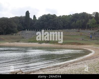 Casstrum byzantin; vue sur la baie de Dobrika et les ruines romaines bien conservées du 1st siècle sur l'île Istrienne de Veliki Brijuni Banque D'Images