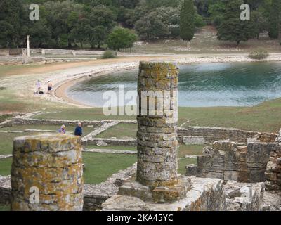 Casstrum byzantin; vue sur la baie de Dobrika et les ruines romaines bien conservées du 1st siècle sur l'île Istrienne de Veliki Brijuni Banque D'Images