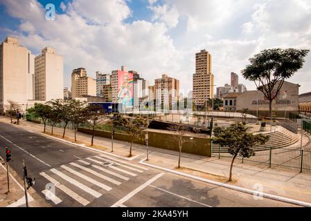 São Paulo, Brésil - 27 juillet 2022: Bâtiments résidentiels à l'horizon et place au-dessus de la station de métro Luz. Banque D'Images