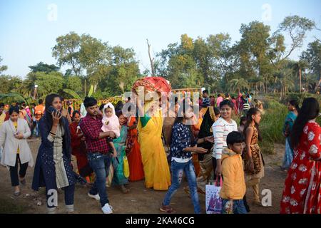 Inde, 31/10/2022, Chhath puja est dédié au dieu solaire Surya. Le festival est appelé 'Chhath' parce qu'il signifie le numéro 6 en hindi ou népalais. Le festival est célébré le 6th jour du mois hindou de Karthika. Chhath Puja est l'un des plus grands festivals de l'Inde. Ce festival est célébré dans la plupart des régions du Bihar, de l'Uttar Pradesh et aussi dans certaines parties du Bengale. Le festival commence dans le mois de Kartika le sixième jour. Le festival dure quatre jours et est dédié à l'adoration de Lord Sun pour sa bénédiction et sa prière pour garder la famille en bonne santé et riche Banque D'Images