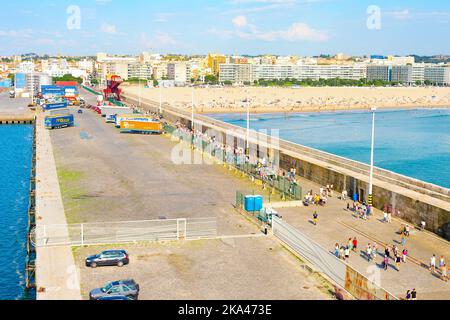 MATOSINHOS, PORTO, PORTUGAL - 18 SEPTEMBRE 2022 : personnes marchant sur la jetée du port de Leixoes. Plage de Matosinhos et vue sur la ville depuis le dessus, camions, sunhi Banque D'Images