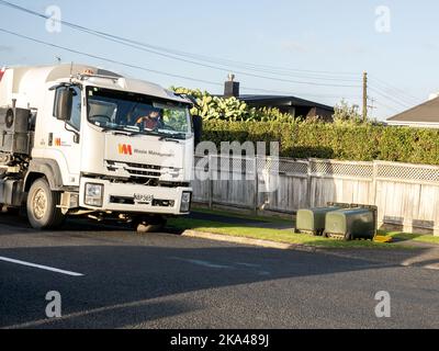 Vue des poubelles de camion de ramassage des bennes renversées par un vent fort Banque D'Images