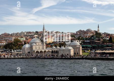 Vue de la mosquée historique appelée Semsi Pasa sur la place Uskudar du côté asiatique d'Istanbul. C'est un jour d'été ensoleillé. Belle scène. Banque D'Images