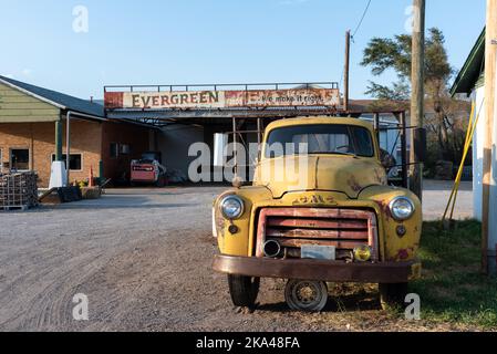 Camion GMC jaune vintage garé devant une entreprise sur la route 66, Shamrock, Texas, États-Unis. Banque D'Images