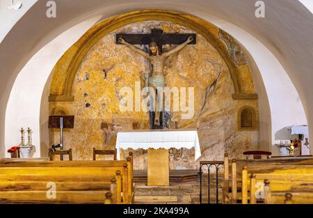 Grasse, France - 6 août 2022 : chapelle Sainte Croix sous la cathédrale notre-Dame du Puy connue sous le nom d'église notre-Dame du Puy dans le quartier de la vieille ville Banque D'Images