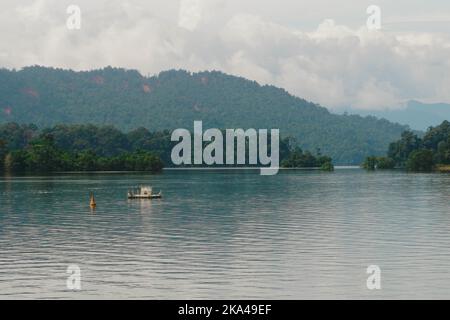 Une photo dans le vaste lac Tasik Kenyir à Terengganu, en Malaisie, qui est également le plus grand lac artificiel de l'Asie du Sud-est. Banque D'Images