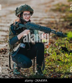 Wroclaw, Wroclaw, Pologne. 29th octobre 2022. Le Ministère de la Défense nationale a organisé des cours de formation pour la population civile en Pologne.sous le slogan train avec l'Armée - vous pourriez apprendre les bases de l'utilisation des armes, de donner des premiers secours, de combat main-à-main et de se déplacer dans le champ. Les exercices ont eu lieu à l'Université militaire des Forces terrestres sous l'œil attentif de l'état-major. (Credit image: © Krzysztof Zatycki/ZUMA Press Wire) Banque D'Images