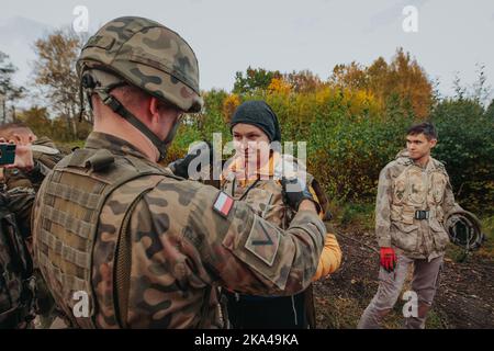 Wroclaw, Wroclaw, Pologne. 29th octobre 2022. Le Ministère de la Défense nationale a organisé des cours de formation pour la population civile en Pologne.sous le slogan train avec l'Armée - vous pourriez apprendre les bases de l'utilisation des armes, de donner des premiers secours, de combat main-à-main et de se déplacer dans le champ. Les exercices ont eu lieu à l'Université militaire des Forces terrestres sous l'œil attentif de l'état-major. (Credit image: © Krzysztof Zatycki/ZUMA Press Wire) Banque D'Images