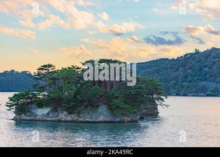 Matsushima Bay dans crépuscule, belles îles couvertes de pins et de roches. L'une des trois vues du Japon Banque D'Images