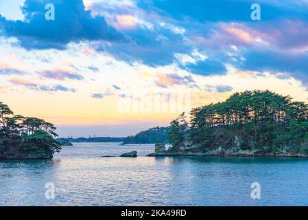 Matsushima Bay dans crépuscule, belles îles couvertes de pins et de roches. L'une des trois vues du Japon Banque D'Images