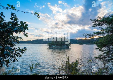 Matsushima Bay dans crépuscule, belles îles couvertes de pins et de roches. L'une des trois vues du Japon Banque D'Images