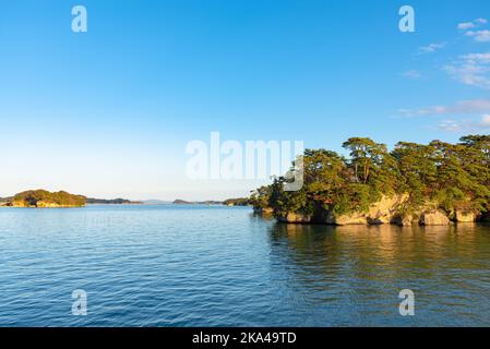 Matsushima Bay dans crépuscule, belles îles couvertes de pins et de roches. L'une des trois vues du Japon Banque D'Images