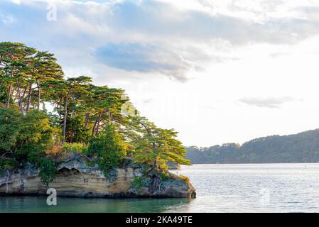 Matsushima Bay dans crépuscule, belles îles couvertes de pins et de roches. L'une des trois vues du Japon Banque D'Images